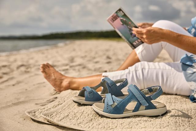 Sporty damesandal med regulerbar hælrem og velcrolukninger