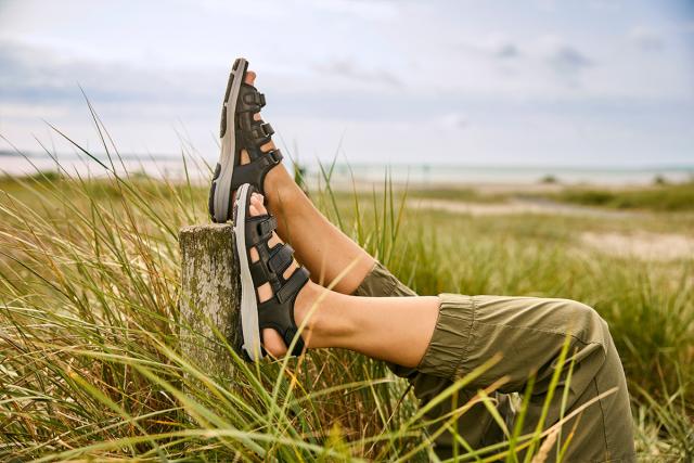 Sporty sandal med regulerbar hælrem og velcrolukninger til damer