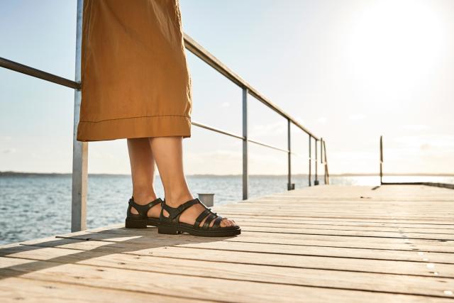 Damesandal med halvåben hælkappe og to regulerbare velcroremme