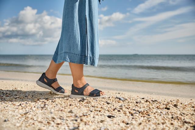 Sandal med halvåben hælkappe og to velcroremme 